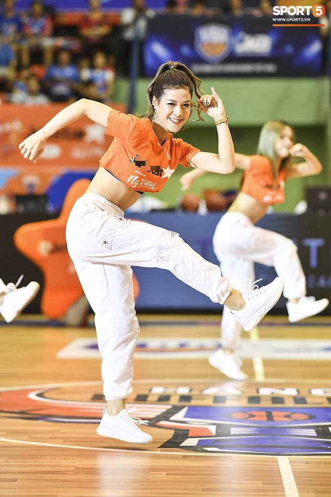 Ngẩn ngơ trước nhan sắc v&agrave; thần th&aacute;i đỉnh cao của những c&ocirc; g&aacute;i Young Buffaloes trong trận đấu s&ocirc;i động của VBA 2019 - Ảnh 13.