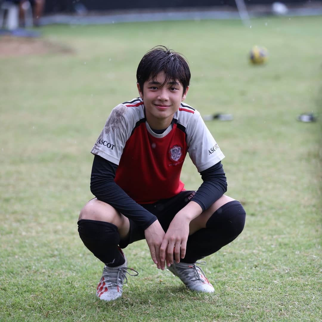 Các fan bóng đá hãy chuẩn bị sẵn sàng cho bức ảnh mới nhất về một cầu thủ Thái Lan ấn tượng và tài năng. Bức ảnh này sẽ khiến bạn phấn khích và mãn nhãn.