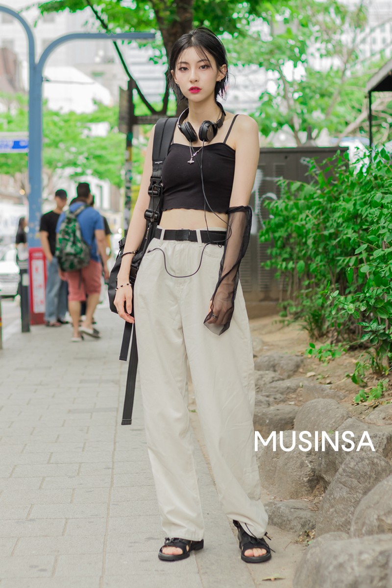 Toàn đồ basic nhưng mô đen hết cỡ, street style Hàn Quốc tuần qua sẽ khiến bạn muốn copy ngay và luôn - Ảnh 1.