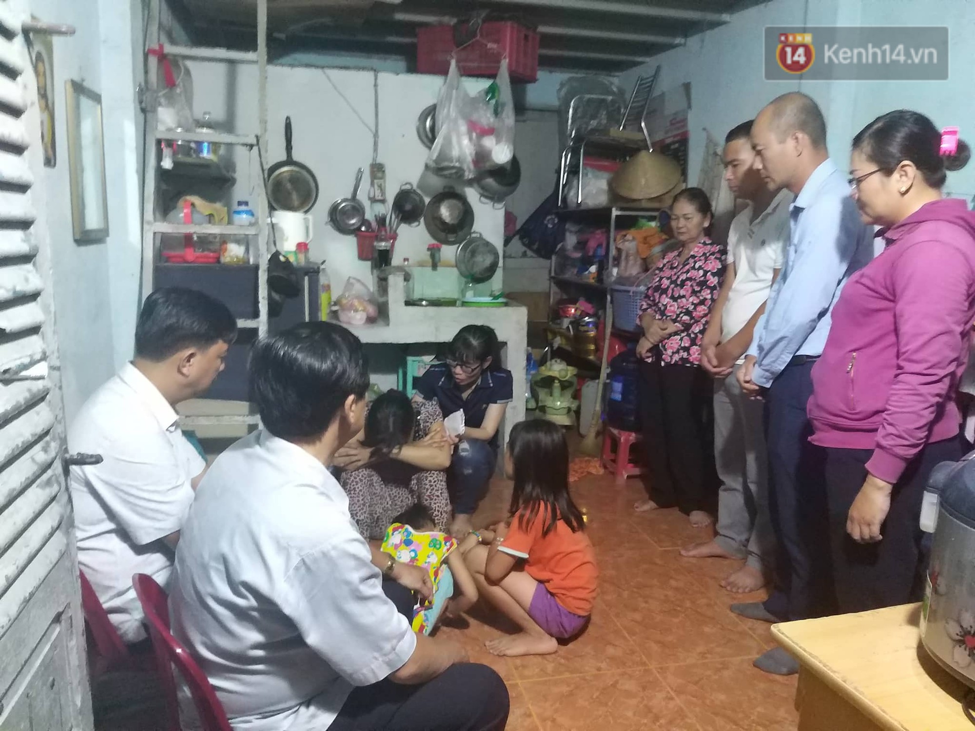 Tan suffered two small children who were in Saigon Electricity: I do not need money, son ...! - Photo 4. Tan suffered two small children who were in Saigon Electricity: I do not need money, son ...! - Photo 4.