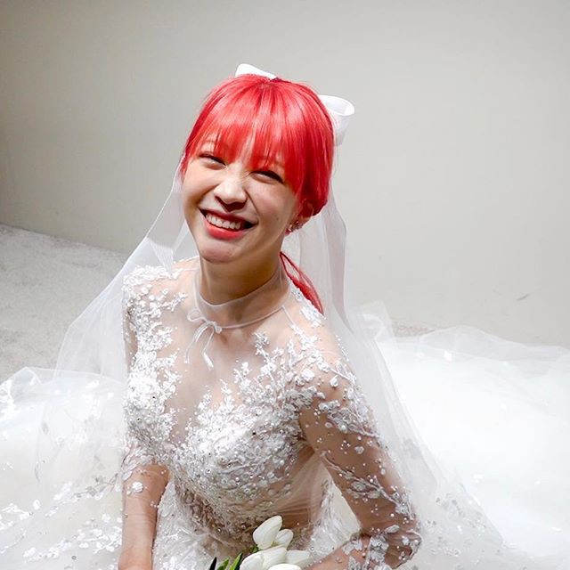Hé lộ hình ảnh cô dâu Khởi My đi thử váy cưới đính 8.000 viên pha lê