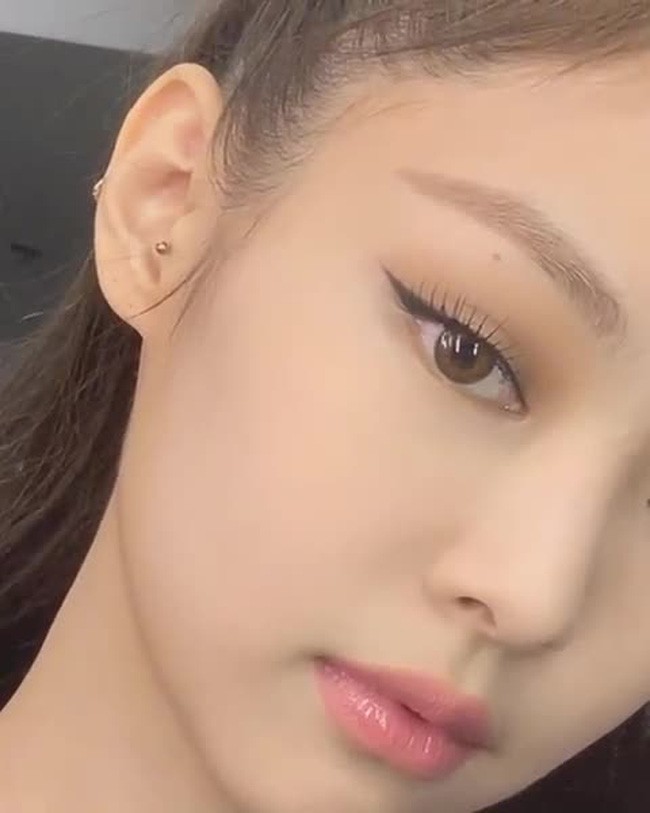 Zoom kỹ mặt khoe da, Jennie (BLACKPINK) được khen vì đường nét hoàn mỹ nhưng ai ngờ tự làm lộ lớp make up - Ảnh 3.