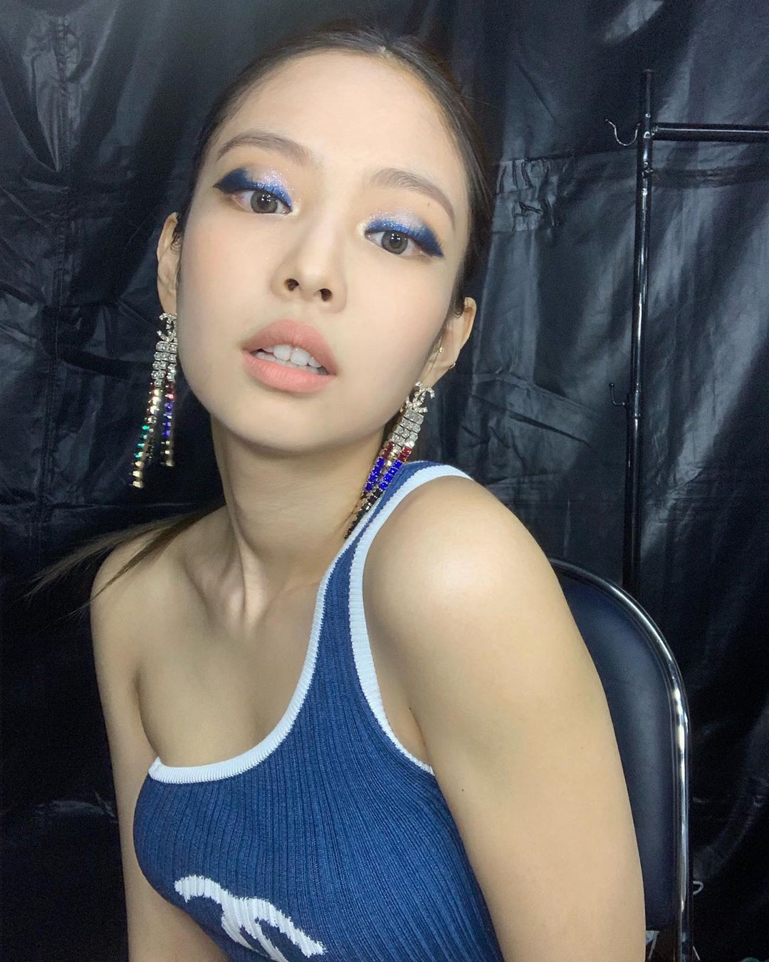 Zoom kỹ mặt khoe da, Jennie (BLACKPINK) được khen vì đường nét hoàn mỹ nhưng ai ngờ tự làm lộ lớp make up - Ảnh 2. Zoom kỹ mặt khoe da, Jennie (BLACKPINK) được khen vì đường nét hoàn mỹ nhưng ai ngờ tự làm lộ lớp make up - Ảnh 2.