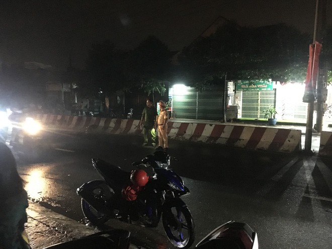 Đi bộ trong cơn mưa, người đ&agrave;n &ocirc;ng bị t&ocirc;ng chết thương t&acirc;m - Ảnh 1.
