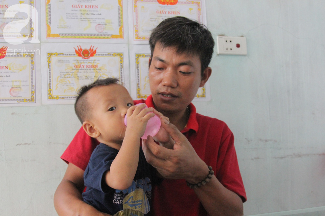 Vợ mất vì ung thư, ông bố trẻ gà trống một mình chạy vạy lo cơm ngày 3 bữa cho 5 đứa con thơ dại - Ảnh 11. Vợ mất vì ung thư, ông bố trẻ gà trống một mình chạy vạy lo cơm ngày 3 bữa cho 5 đứa con thơ dại - Ảnh 11.