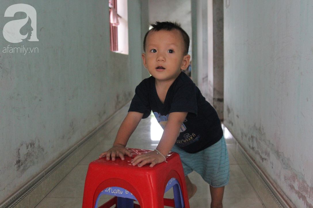 Vợ mất vì ung thư, ông bố trẻ gà trống một mình chạy vạy lo cơm ngày 3 bữa cho 5 đứa con thơ dại - Ảnh 13. Vợ mất vì ung thư, ông bố trẻ gà trống một mình chạy vạy lo cơm ngày 3 bữa cho 5 đứa con thơ dại - Ảnh 13.