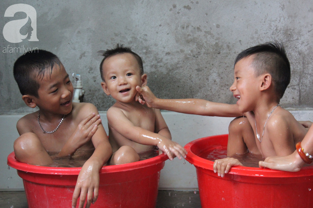 Vợ mất vì ung thư, ông bố trẻ gà trống một mình chạy vạy lo cơm ngày 3 bữa cho 5 đứa con thơ dại - Ảnh 3. Vợ mất vì ung thư, ông bố trẻ gà trống một mình chạy vạy lo cơm ngày 3 bữa cho 5 đứa con thơ dại - Ảnh 3.