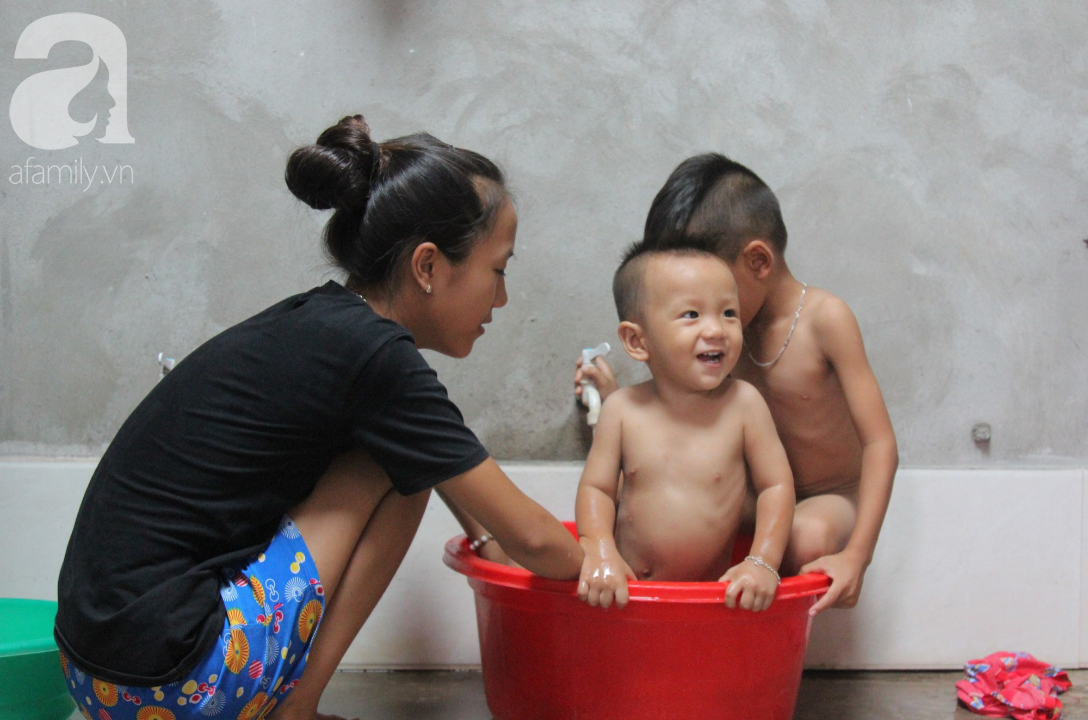 Vợ mất vì ung thư, ông bố trẻ gà trống một mình chạy vạy lo cơm ngày 3 bữa cho 5 đứa con thơ dại - Ảnh 6. Vợ mất vì ung thư, ông bố trẻ gà trống một mình chạy vạy lo cơm ngày 3 bữa cho 5 đứa con thơ dại - Ảnh 6.