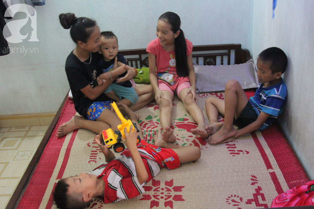 Vợ mất vì ung thư, ông bố trẻ gà trống một mình chạy vạy lo cơm ngày 3 bữa cho 5 đứa con thơ dại - Ảnh 10. Vợ mất vì ung thư, ông bố trẻ gà trống một mình chạy vạy lo cơm ngày 3 bữa cho 5 đứa con thơ dại - Ảnh 10.