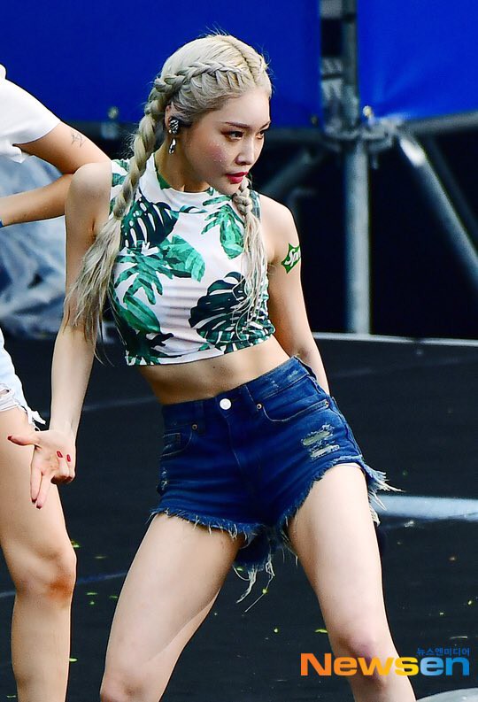 Cùng khoe body sexy ở lễ hội Waterbomb hot nhất xứ Hàn: Hyuna lộ vòng 3 nhức mắt, đàn em Chungha được khen hết lời - Ảnh 6.