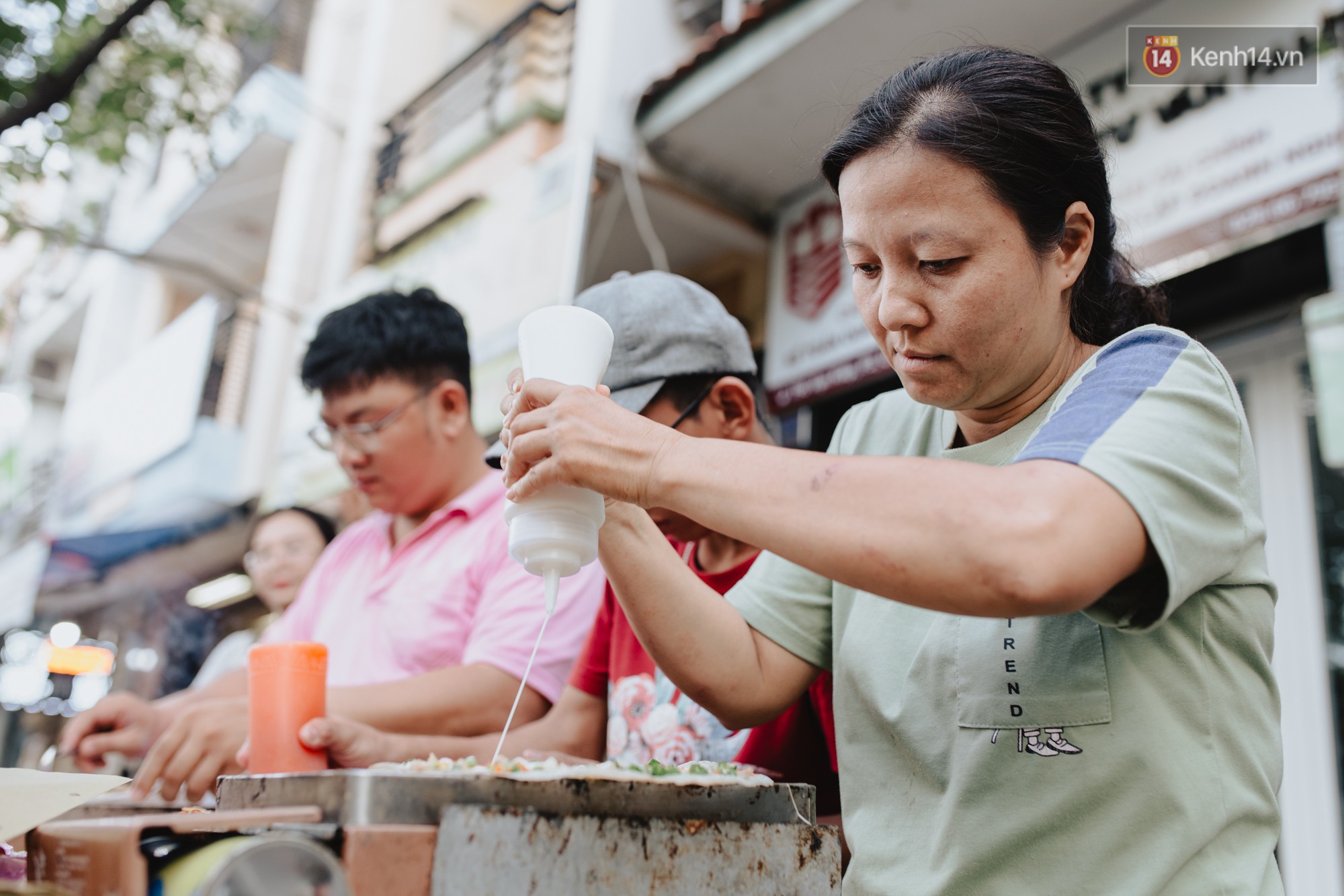 Hôm nay trời thật đẹp, nhưng tôi không thể nói và nghe - câu chuyện cảm động của hàng bánh tráng giữa lòng Sài Gòn - Ảnh 2.