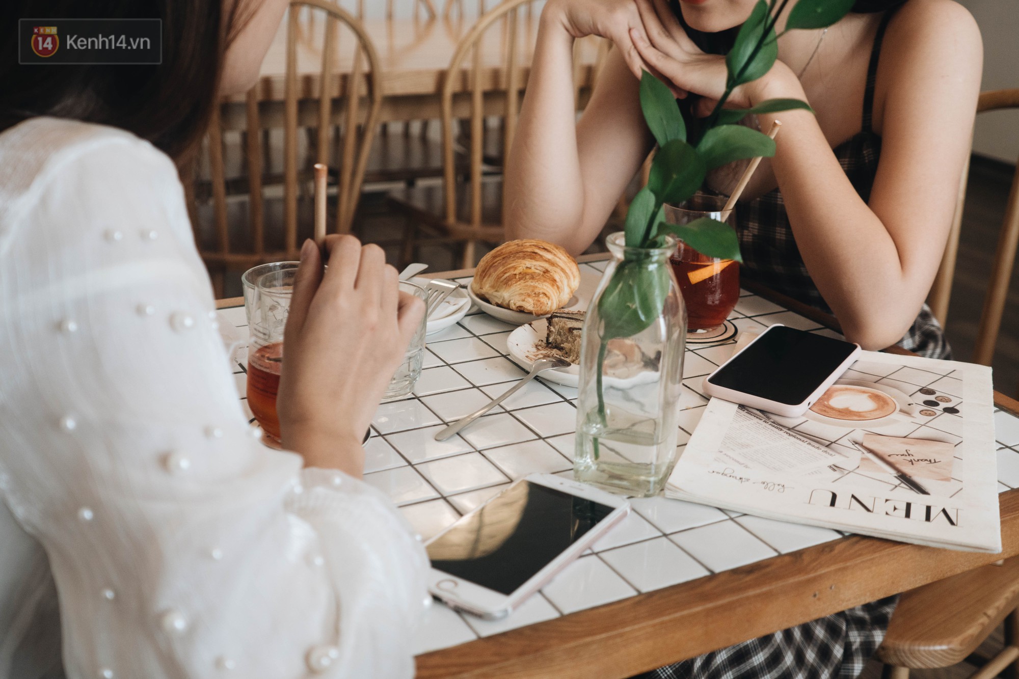 Ghé hai tiệm cafe cùng tông trắng xinh đang được check-in đông đảo nhất ở Hà Nội, mùa hè này đã có quán mới để dừng chân - Ảnh 20.