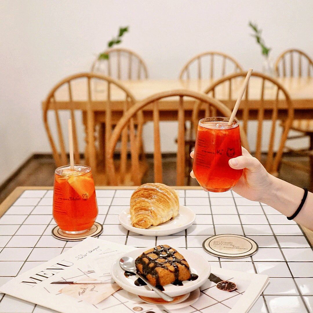 Ghé hai tiệm cafe cùng tông trắng xinh đang được check-in đông đảo nhất ở Hà Nội, mùa hè này đã có quán mới để dừng chân - Ảnh 11.