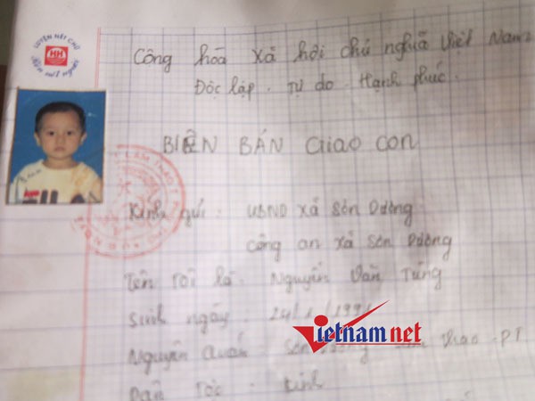Em b&eacute; bị cho đi l&uacute;c 9 th&aacute;ng tuổi, kh&oacute;c th&eacute;t ng&agrave;y gặp lại mẹ - Ảnh 3.