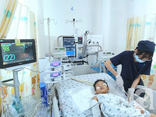 Mẹ bận l&agrave;m việc nh&agrave;, b&eacute; trai 5 tuổi ra lan can chơi th&igrave; rớt từ tầng 12 xuống đất nguy kịch - Ảnh 1.