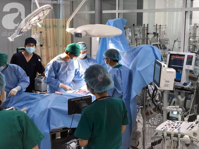 Mẹ bận l&agrave;m việc nh&agrave;, b&eacute; trai 5 tuổi ra lan can chơi th&igrave; rớt từ tầng 12 xuống đất nguy kịch - Ảnh 2.