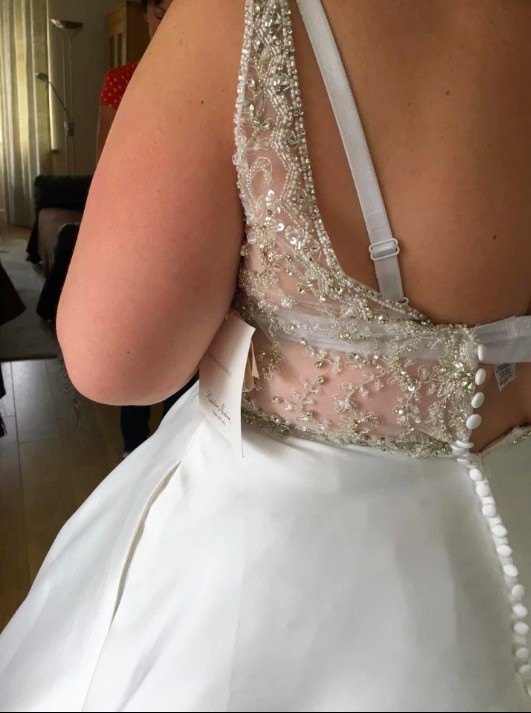Cô gái người Anh cố tình mua váy cưới nhỏ hơn 3 size, hé lộ bí quyết giảm được 25kg trong 6 tháng - Ảnh 2.