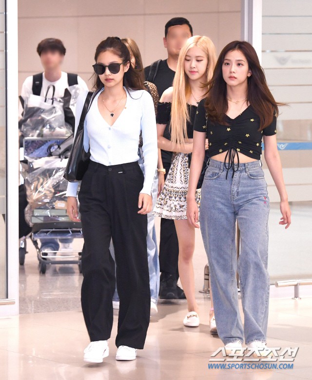 BLACKPINK vừa về Hàn đã gây sốt tại sân bay: Jennie đơn giản mà sexy, Rosé lấn át Jisoo nhưng vì tay chân gầy báo động - Ảnh 1.