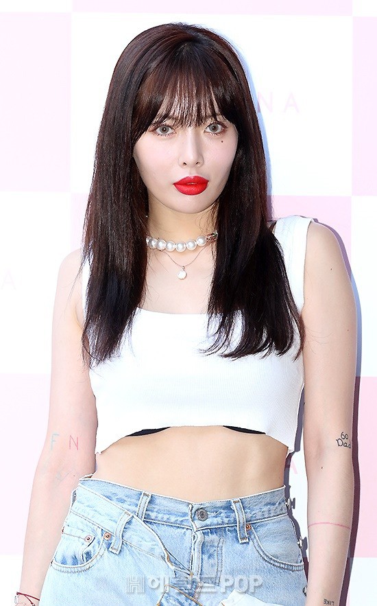 Hyuna lộ áo ngực phản cảm, lấn át cả nữ hoàng trượt băng nghệ thuật Kim Yuna nhờ... môi tều vượt mặt ở sự kiện - Ảnh 2.