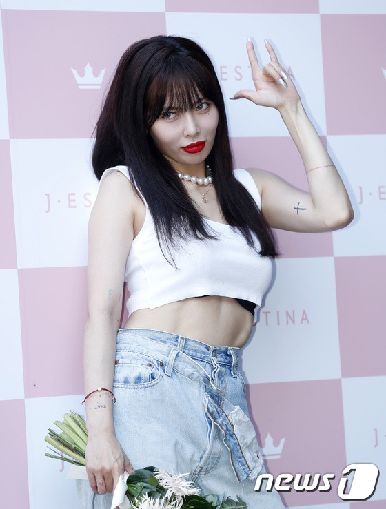 Hyuna lộ áo ngực phản cảm, lấn át cả nữ hoàng trượt băng nghệ thuật Kim Yuna nhờ... môi tều vượt mặt ở sự kiện - Ảnh 1.