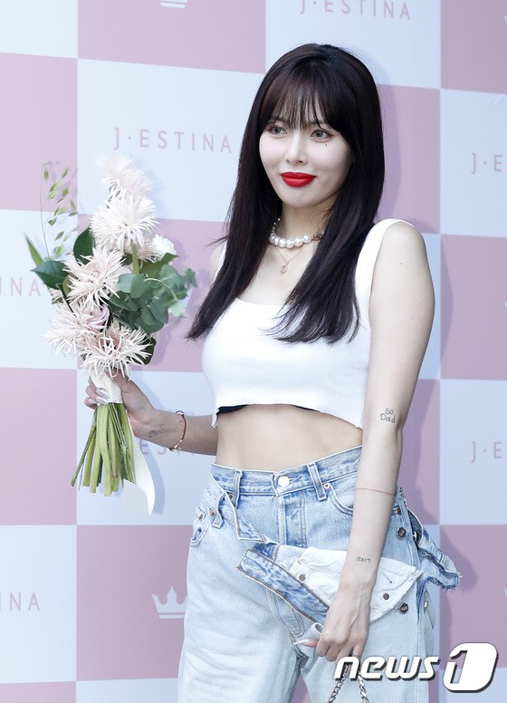 Hyuna lộ áo ngực phản cảm, lấn át cả nữ hoàng trượt băng nghệ thuật Kim Yuna nhờ... môi tều vượt mặt ở sự kiện - Ảnh 4.