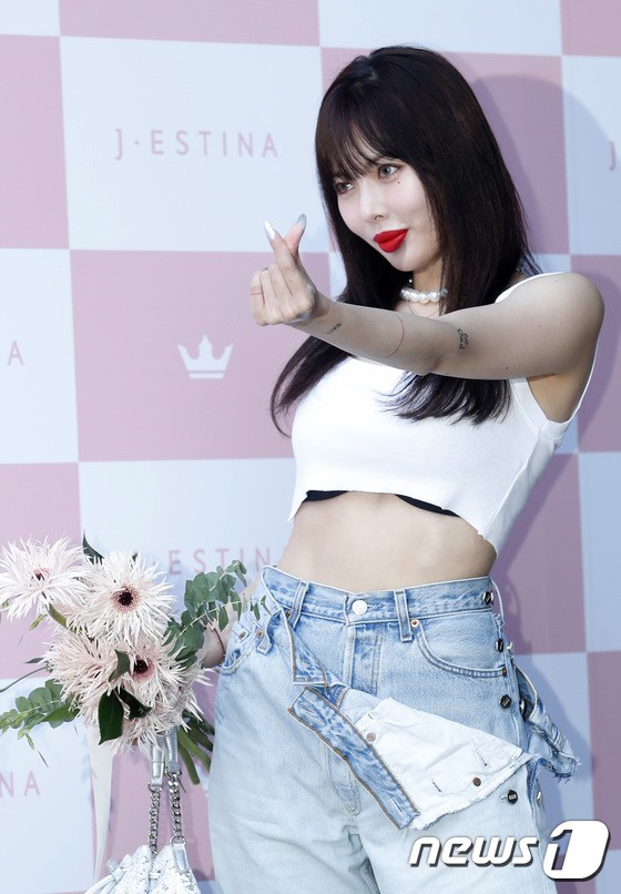 Hyuna lộ áo ngực phản cảm, lấn át cả nữ hoàng trượt băng nghệ thuật Kim Yuna nhờ... môi tều vượt mặt ở sự kiện - Ảnh 5.