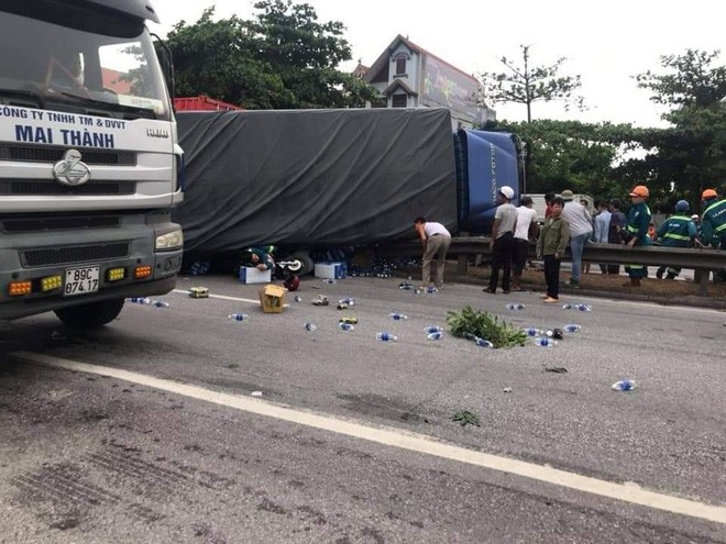 Ảnh: Hiện trường đầy ám ảnh vụ tai nạn khiến ít nhất 6 người tử vong tại Hải Dương - Ảnh 2.