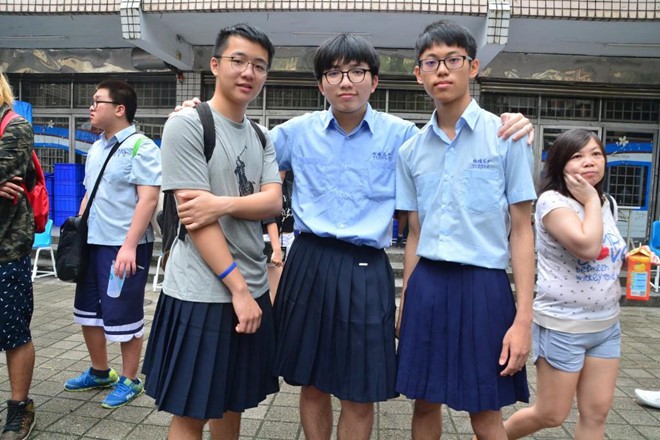 Trường trung học ở Đài Loan lần đầu tiên cho phép nam sinh mặc váy đi học  - Ảnh 1.