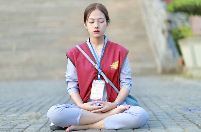 L&ecirc;n ch&ugrave;a tu, nữ sinh Ninh B&igrave;nh g&acirc;y sốt khi t&igrave;nh cờ lọt v&agrave;o ống k&iacute;nh nhiếp ảnh - Ảnh 1.