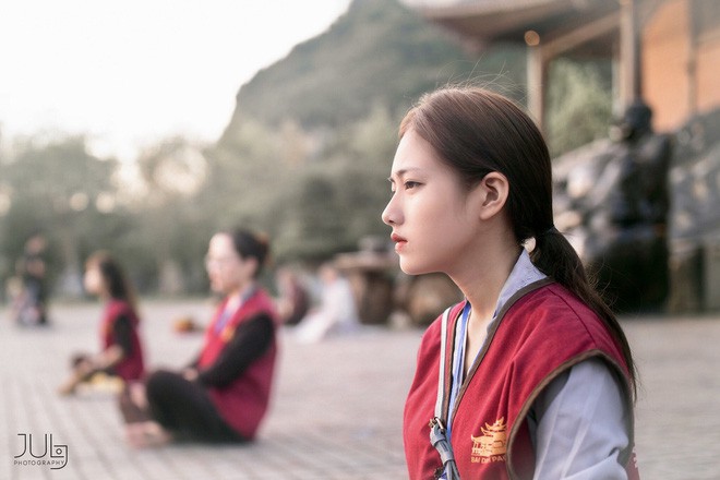 L&ecirc;n ch&ugrave;a tu, nữ sinh Ninh B&igrave;nh g&acirc;y sốt khi t&igrave;nh cờ lọt v&agrave;o ống k&iacute;nh nhiếp ảnh - Ảnh 2.