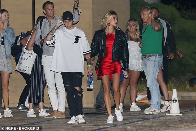 Hẹn hò Justin Bieber, Hailey lên đồ lồng lộn xẻ tà lấn át cả ông xã: Khoe body nóng bỏng, vòng 3 lấp ló nguy hiểm - Ảnh 3.