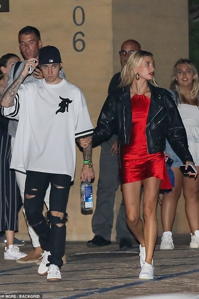 Hẹn hò Justin Bieber, Hailey lên đồ lồng lộn xẻ tà lấn át cả ông xã: Khoe body nóng bỏng, vòng 3 lấp ló nguy hiểm - Ảnh 1.