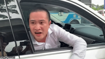 Chủ xe Mercedes giơ bọc tiền cố thủ l&agrave; ph&oacute; Gi&aacute;m đốc C&ocirc;ng ty bất động sản, bị phạt 700.000 đồng - Ảnh 1.