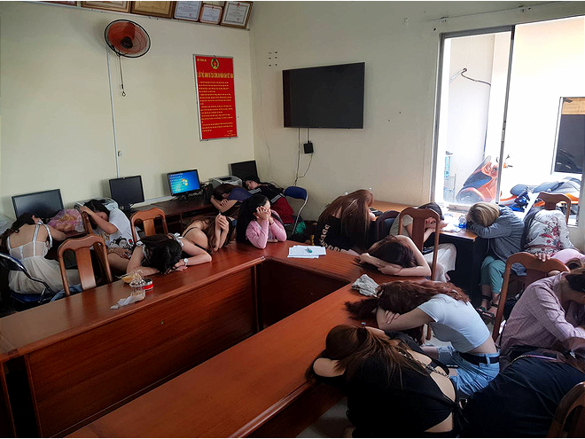TP.HCM: Hơn 200 nam thanh nữ t&uacute; dương t&iacute;nh với chất ma t&uacute;y c&uacute;i gằm mặt tại trụ sở c&ocirc;ng an - Ảnh 2.