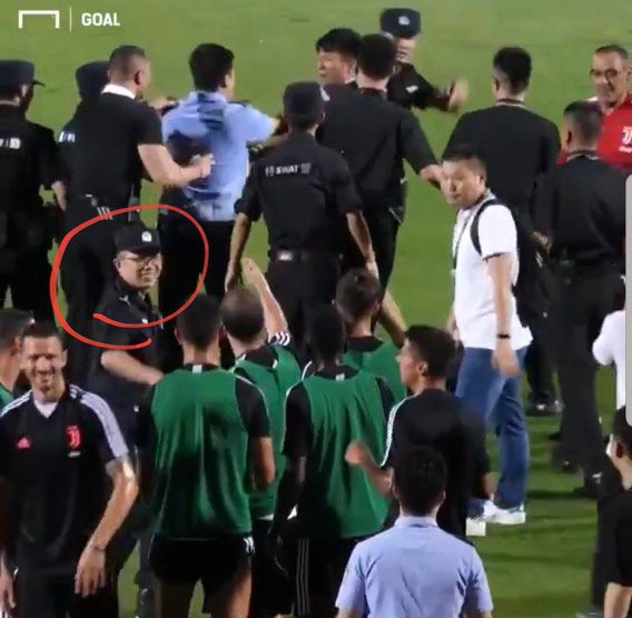 Thấy nhân viên an ninh bắt giữ fan quá khích ở Trung Quốc, Ronaldo có hành động khó tin khiến ai cũng ngỡ ngàng - Ảnh 2.