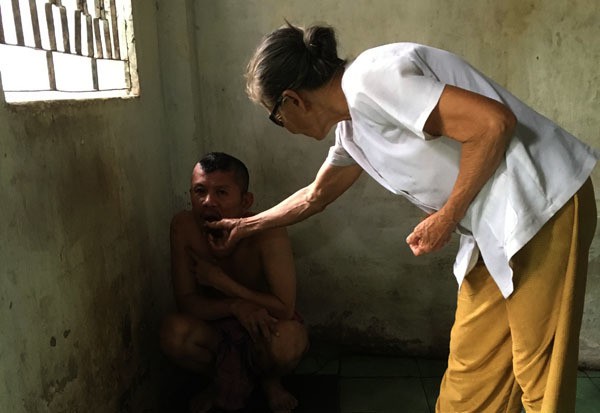 20 năm, người mẹ nghèo nuốt nước mắt xích con vào góc tường - Ảnh 2.