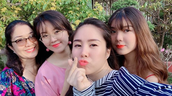 Lộ diện 2 c&ocirc; em g&aacute;i giống diễn vi&ecirc;n L&ecirc; Phương như đ&uacute;c: C&ocirc; ba l&agrave; MC truyền h&igrave;nh, c&ocirc; &uacute;t học giỏi đỗ 4 trường đại học  - Ảnh 1.