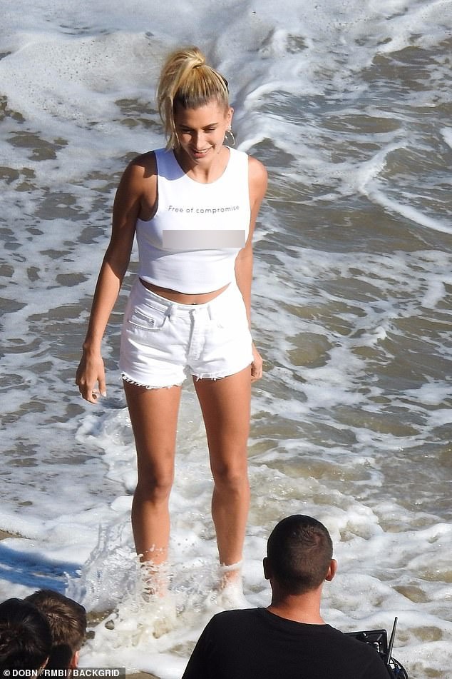 Hailey Baldwin thả rông táo bạo khi chụp hình bên bờ biển, khoe trọn body khoẻ khoắn đã khiến Justin mê mệt - Ảnh 4.