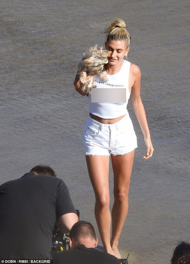 Hailey Baldwin thả rông táo bạo khi chụp hình bên bờ biển, khoe trọn body khoẻ khoắn đã khiến Justin mê mệt - Ảnh 2.