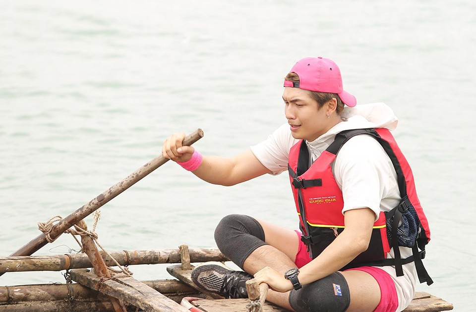 MLee đăng h&igrave;nh động vi&ecirc;n nhưng ai cũng nh&igrave;n... chiếc bụng nước l&egrave;o của Quốc Anh - Ảnh 6.