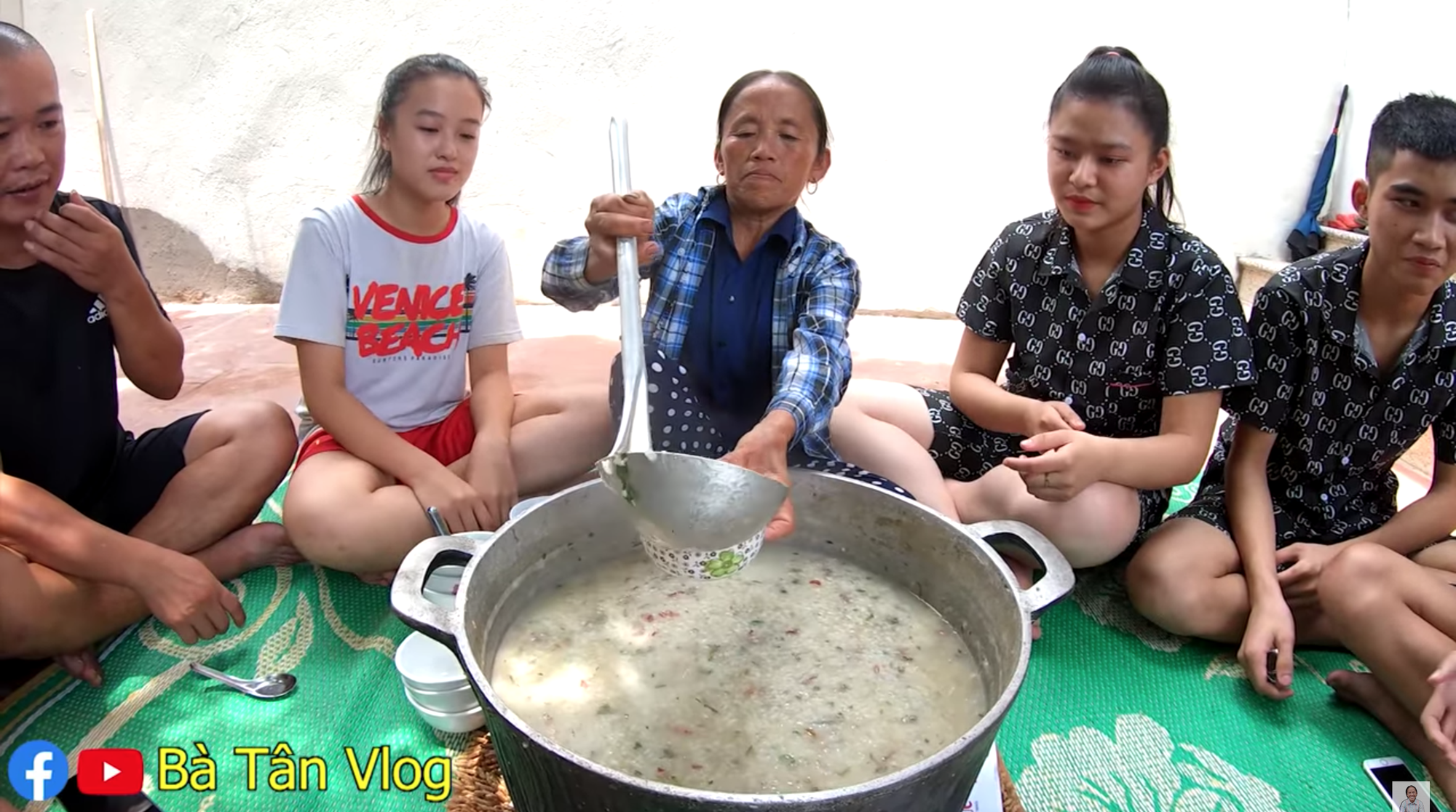 Ối, bà Tân đổi kiểu làm vlog sang đíp đìm địp rồi, lại còn làm món ăn tuổi thơ này! - Ảnh 7.