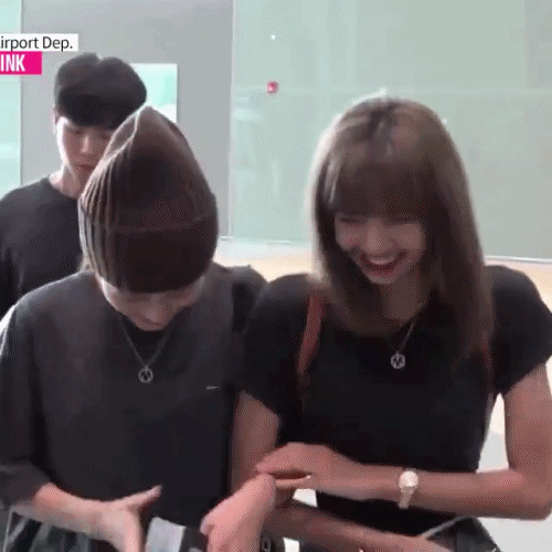 Lisa và Jisoo (BLACKPINK) bỗng xuất hiện ở sân bay, phóng viên hỏi đi đâu thì phản ứng siêu đáng yêu: Suỵt, hông cho biết! - Ảnh 3.
