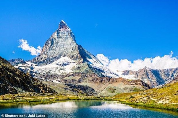 Ngọn núi đẹp nhất thế giới Matterhorn bắt đầu nứt vỡ vì tan băng - Ảnh 1.