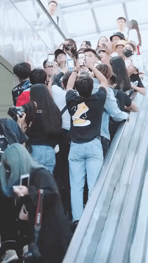 Biểu cảm hot nhất hôm nay: Được fan vây chặt, sao nam Cbiz hoang mang với gương mặt Đây là đâu, tôi là ai - Ảnh 5.