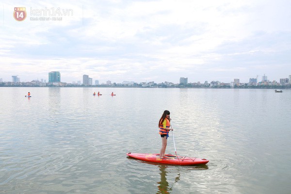 “Bão” Instagram với chùm ảnh khoe body nóng bỏng, nhưng fan lại thắc mắc Lisa làm kiểu gì mà có thể... ngồi và nằm giữa biển thế? - Ảnh 8.