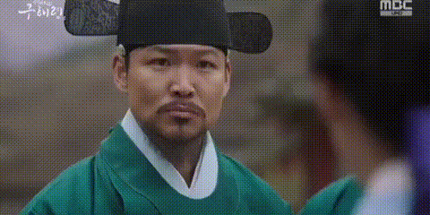 Tân Binh Học Sử Goo Hae Ryung: Bị bắt làm osin, Shin Se Kyung điên máu đáp thẳng cây chổi vào mặt Cha Eun Woo - Ảnh 4.