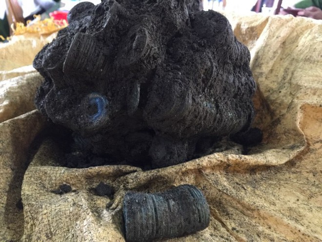 Hai người ở Yên Bái vận chuyển hơn 100kg tiền xu cổ có niên đại từ năm 118 trước Công Nguyên - Ảnh 2. Hai người ở Yên Bái vận chuyển hơn 100kg tiền xu cổ có niên đại từ năm 118 trước Công Nguyên - Ảnh 2.