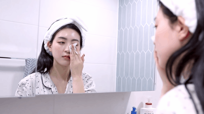 Cứ nghĩ l&agrave; vặt v&atilde;nh nhưng thực tế đ&acirc;y lại l&agrave; 5 sai lầm nghi&ecirc;m trọng trong bước l&agrave;m sạch da của c&aacute;c chị em - Ảnh 2.