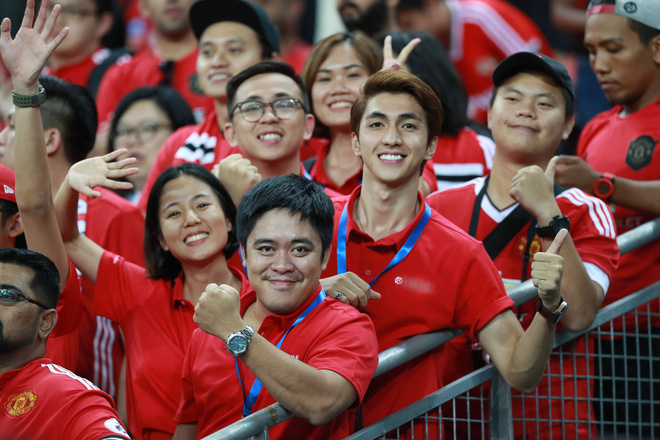 Diễn viên Bình An đẹp trai rạng ngời trong ngày đến Singapore tiếp lửa MU đánh bại Inter Milan - Ảnh 1.