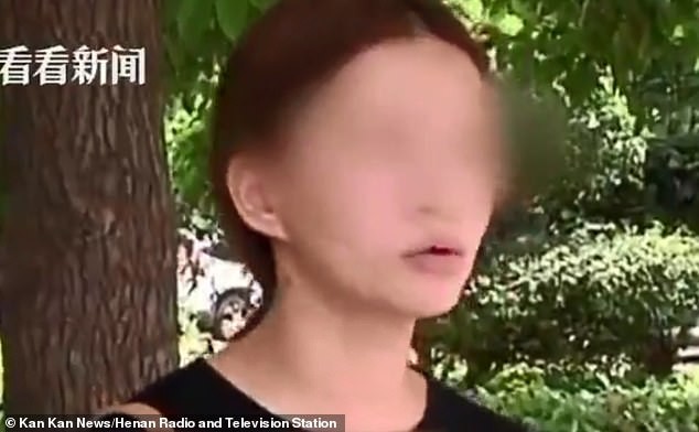 Chỉ v&igrave; nghịch ngợm, đứa b&eacute; bị huấn luyện vi&ecirc;n bơi li&ecirc;n tục nhấn đầu xuống nước ngay trước mắt người mẹ - Ảnh 1.